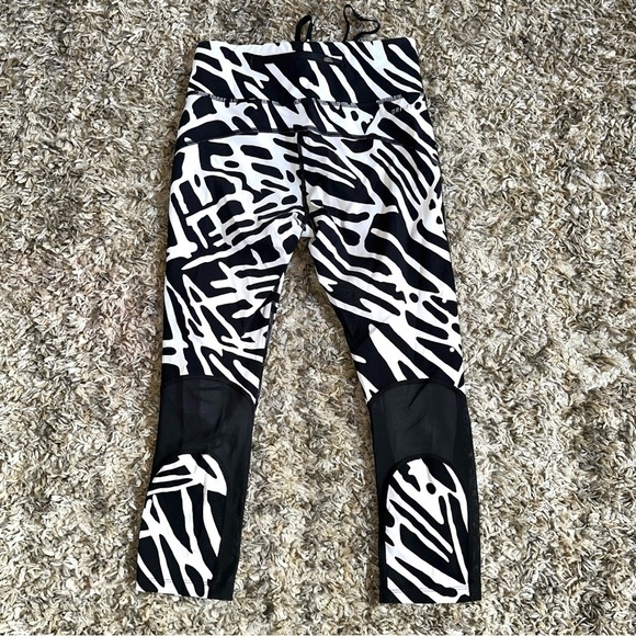 Nike Dri Fit Ladied XS Zebra Activewear 20” Capri Leggings w/ Mesh - Picture 4 of 8